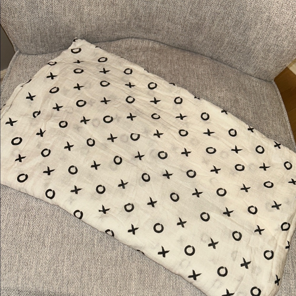 Lulujo Black XO Pattern Baby Blanket